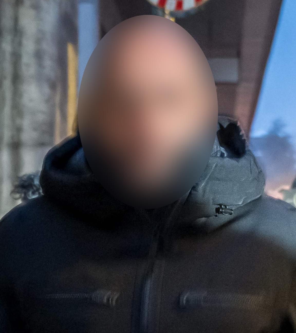 Die Besitzer der Bar "Le Constellation", Jacques Moretti (links) und Jessica Moretti (Mitte), kommen am 09.01.2026 zu einer Anhörung in der Staatsanwaltschaft des Kantons Wallis in Sion. 