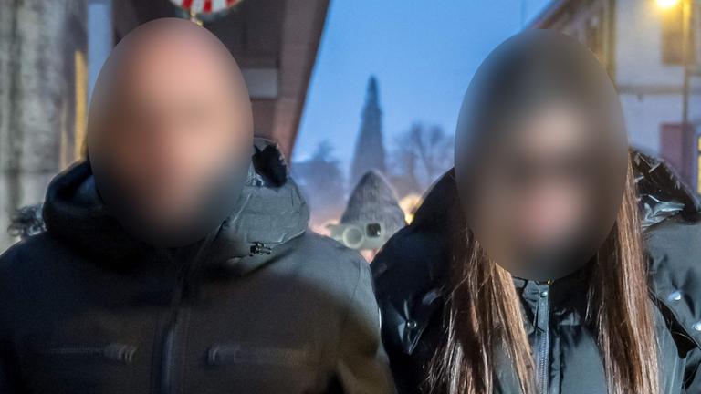 Die Besitzer der Bar "Le Constellation", Jacques Moretti (links) und Jessica Moretti (Mitte), kommen am 09.01.2026 zu einer Anhörung in der Staatsanwaltschaft des Kantons Wallis in Sion. 