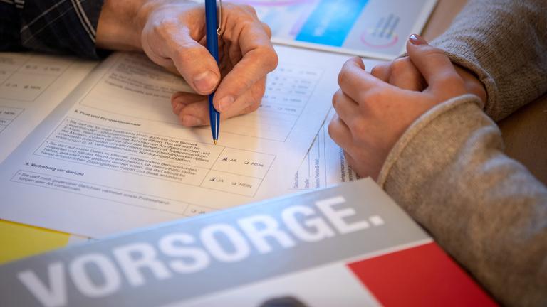 Person wird zum Thema Betreuungsverfügung beraten
