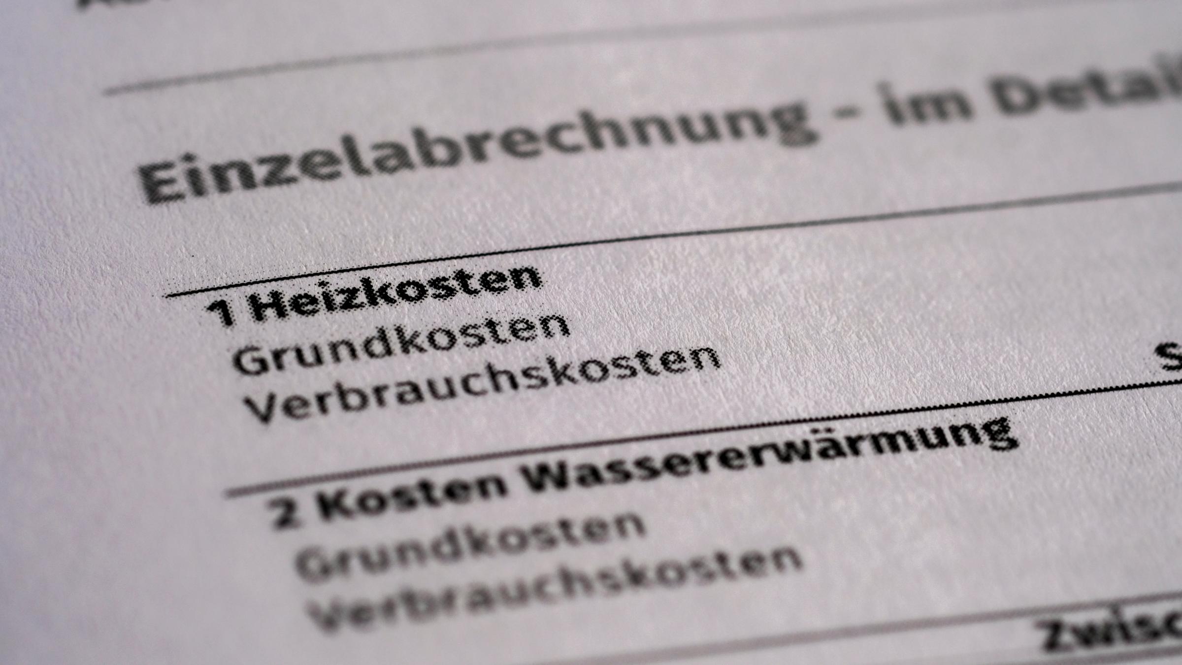 Auf einer Jahresabrechnung werden die Heizkosten und die Kosten für die Wassererwärmung aufgeführt.