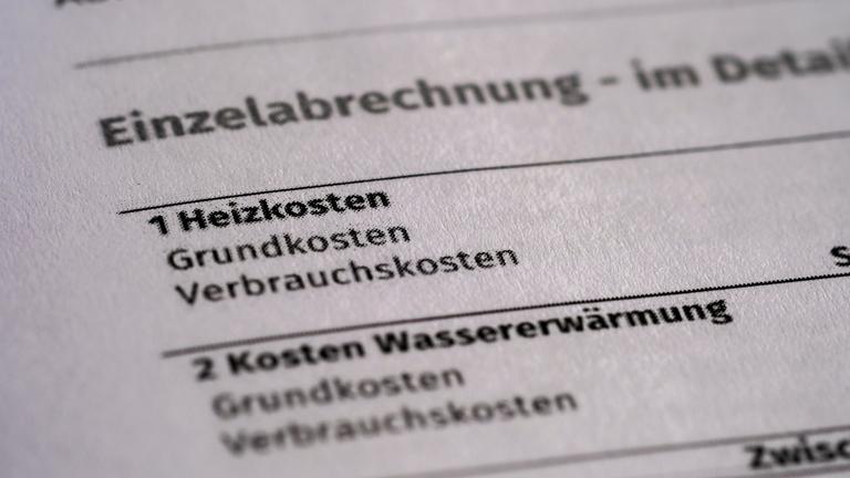 Auf einer Jahresabrechnung werden die Heizkosten und die Kosten für die Wassererwärmung aufgeführt.
