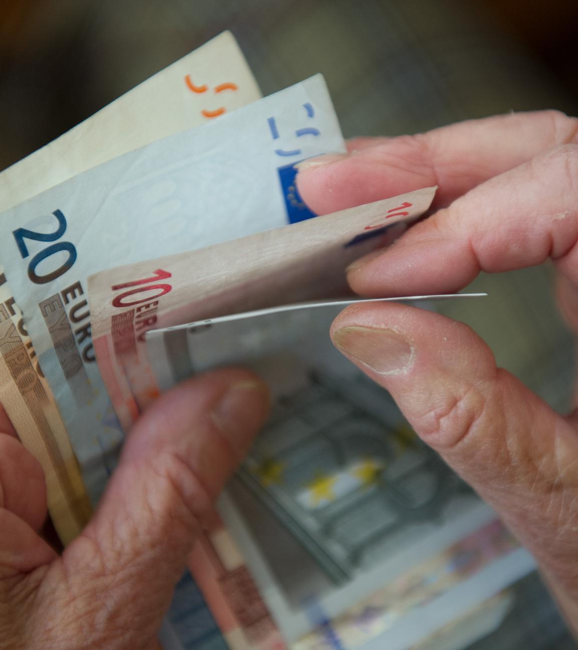 Geld und Hände.