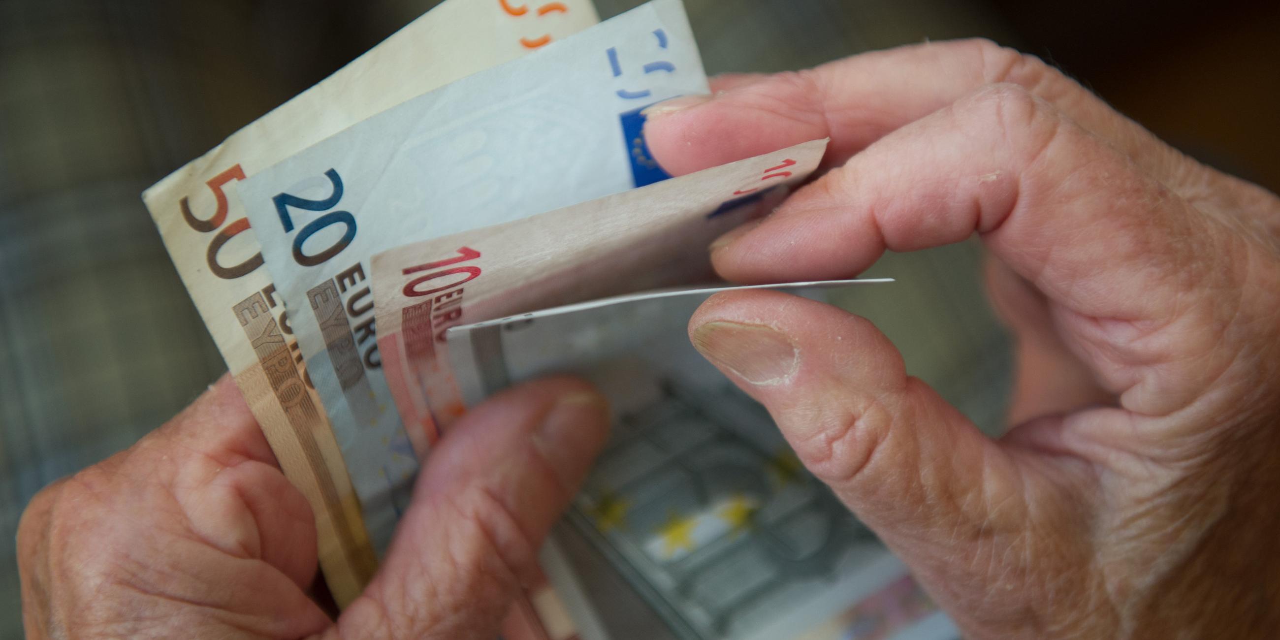 Geld und Hände.