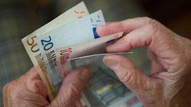 Geld und Hände.