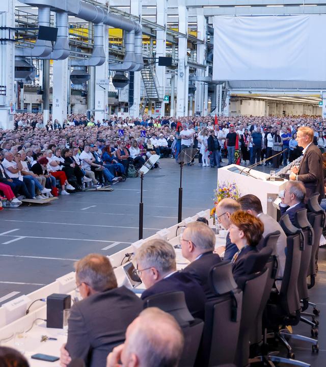 Eine Betriebsversammlung von Volkswagen am 25.08.2026 in Wolfsburg, Niedersachsen.