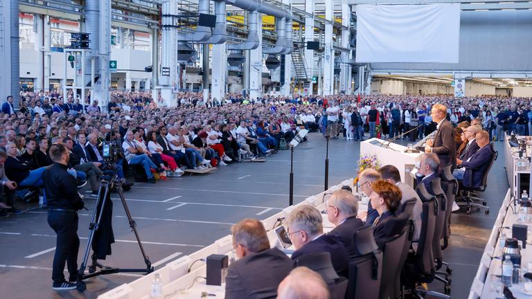 Eine Betriebsversammlung von Volkswagen am 25.08.2026 in Wolfsburg, Niedersachsen.