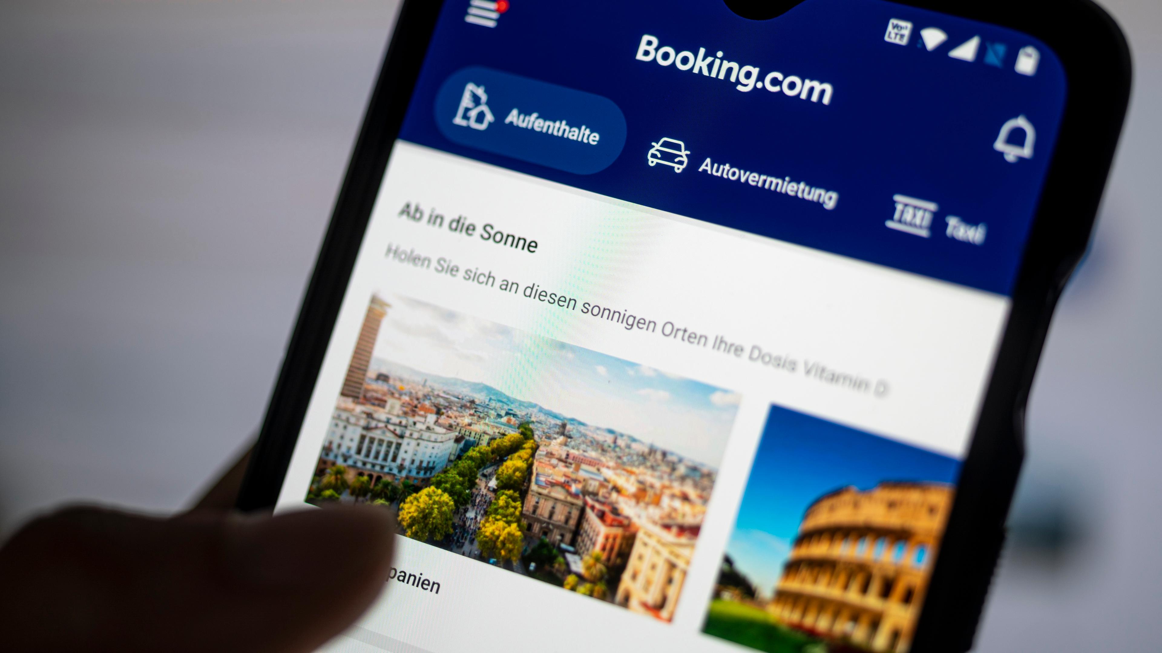 App von booking.com auf einem Smartphone