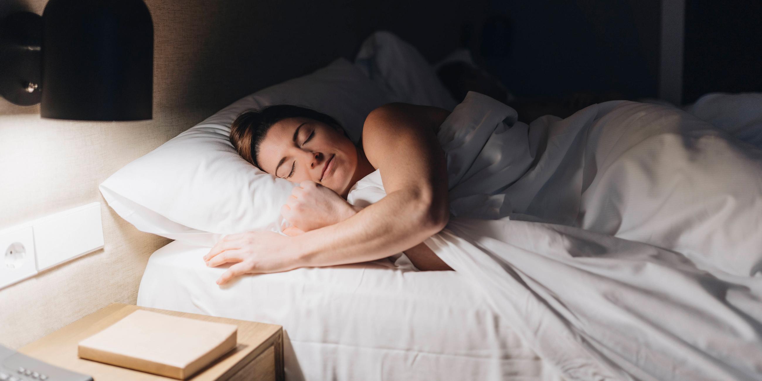 Frau schläft in einem Bett