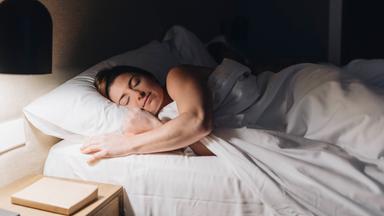 Frau schläft in einem Bett
