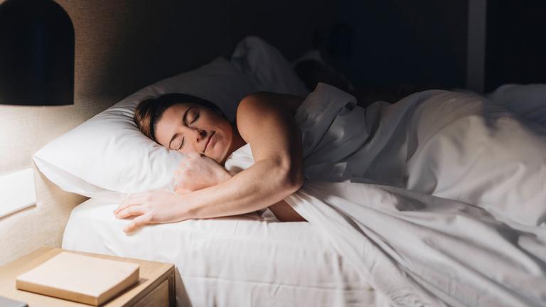 Frau schläft in einem Bett