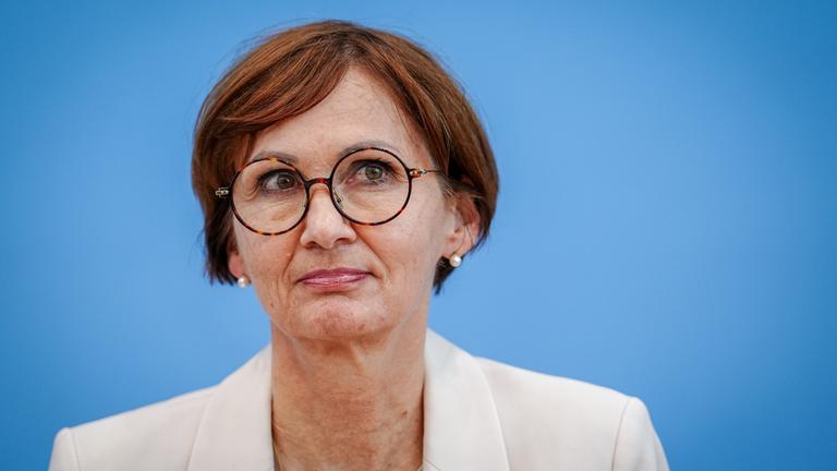 Bettina Stark-Watzinger kommt zur Vorstellung des nationalen Bildungsberichts "Bildung in Deutschland 2024" am 17.06.2024.