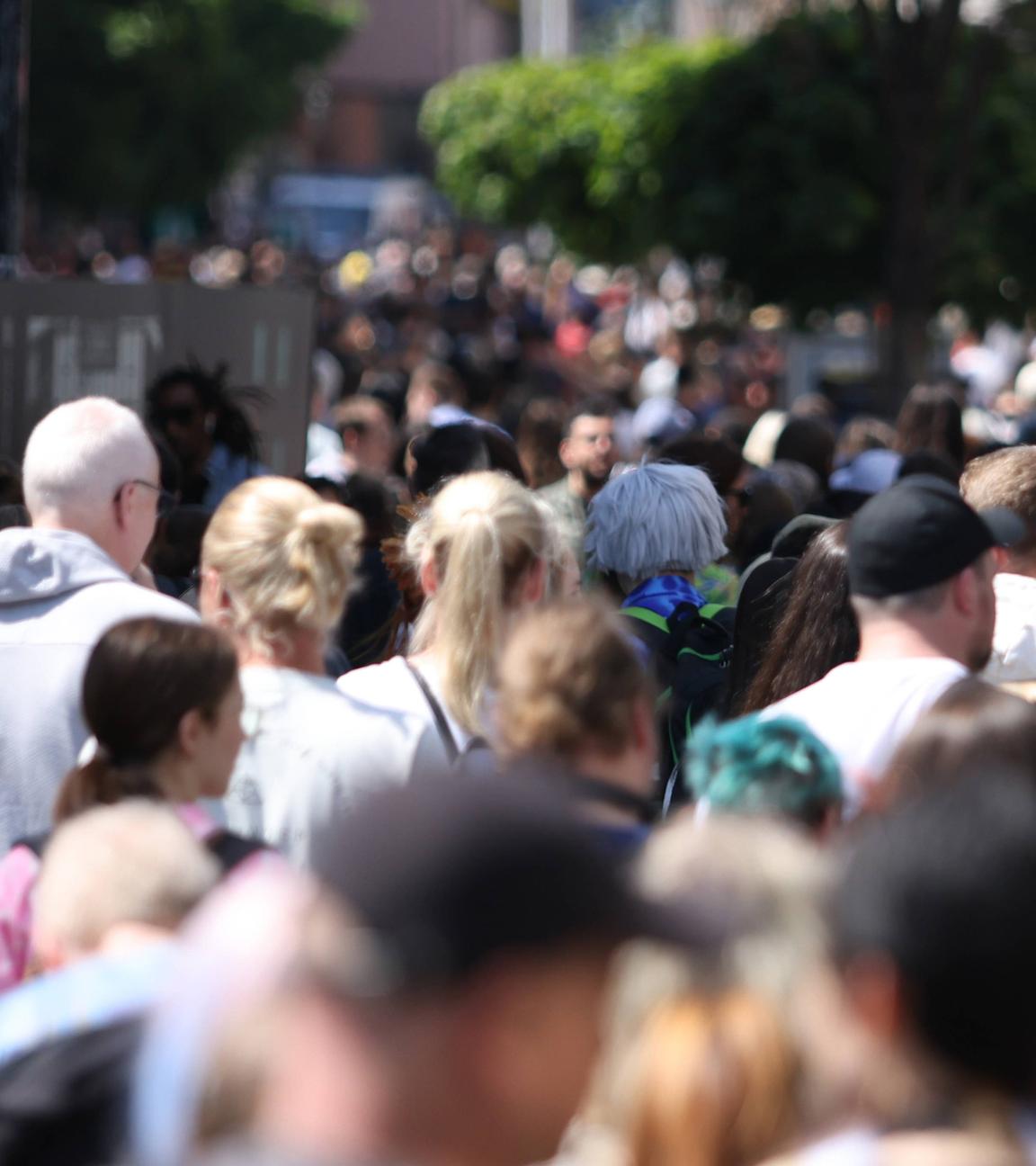 Volle Fußgängerzone in der Nähe der Kö in Düsseldorf