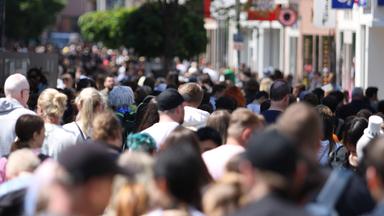 Volle Fußgängerzone in der Nähe der Kö in Düsseldorf