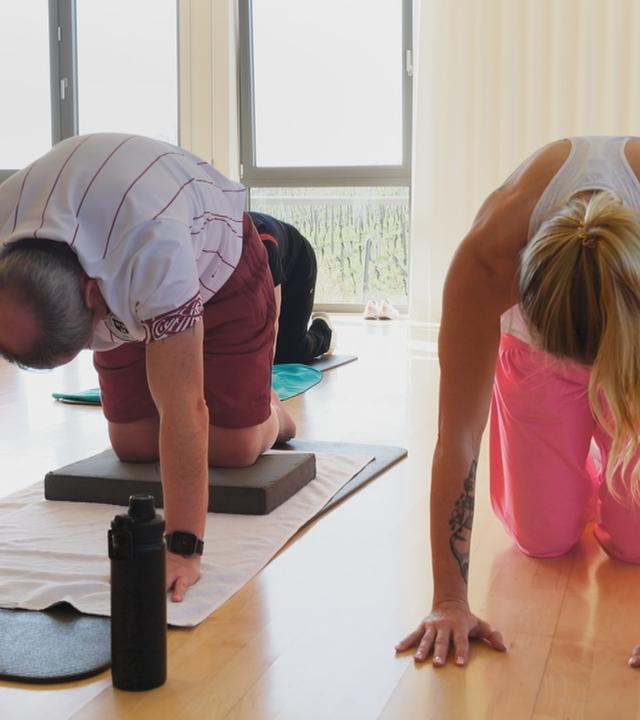 Personen, die sich dehnen 