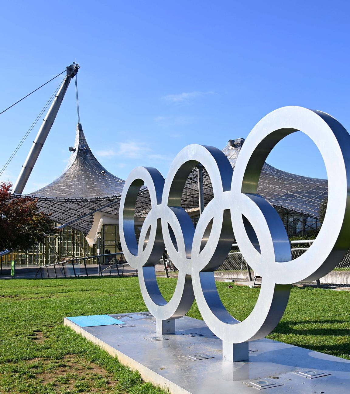 Die Olympischen Ringe am Olympiapark in München.