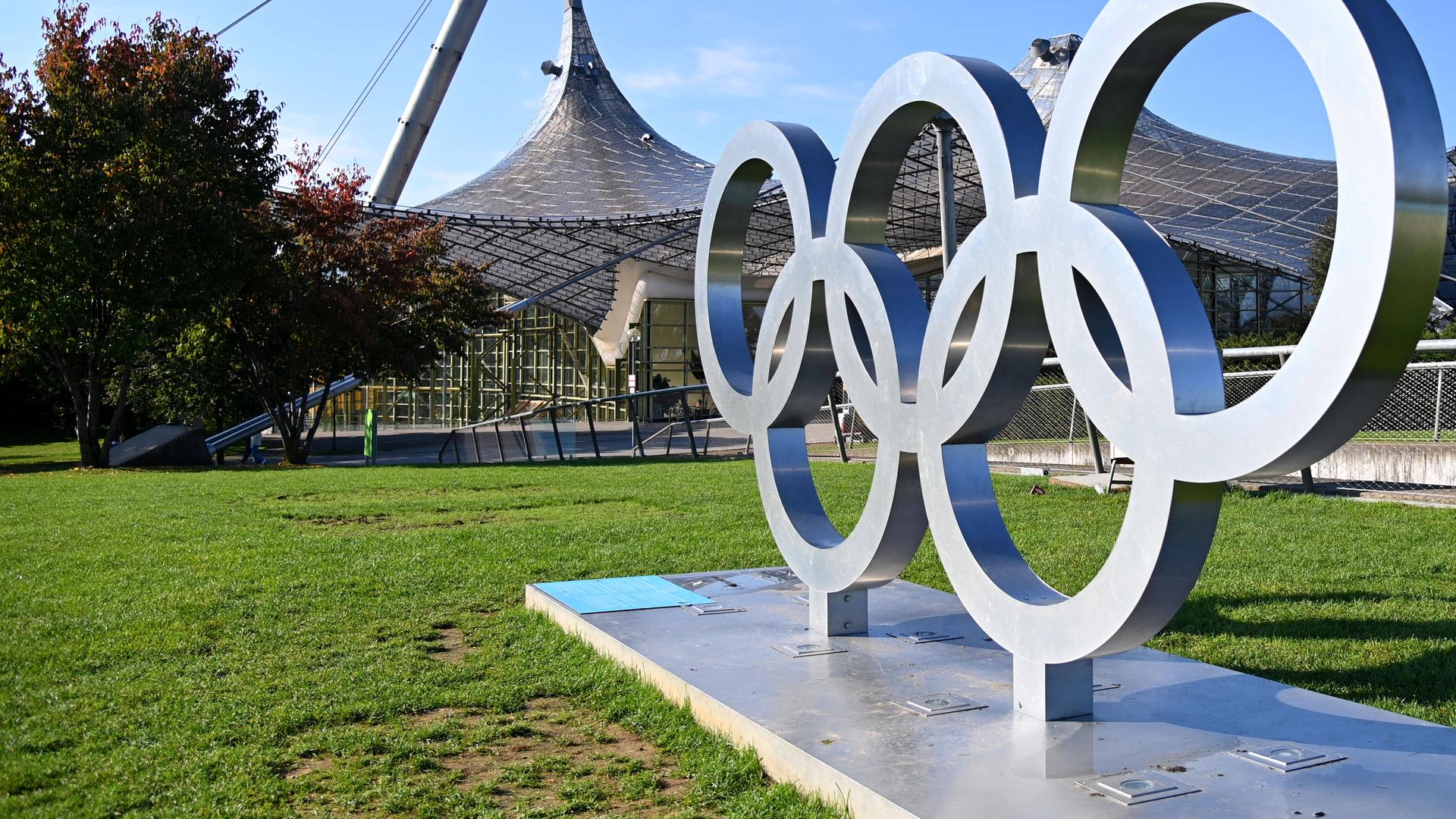 Die Olympischen Ringe am Olympiapark in München.