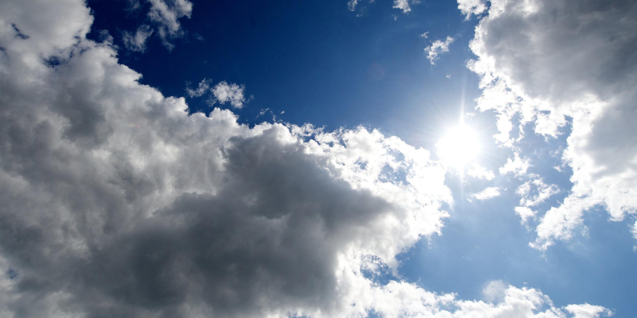 Regenwolken schieben sich vor die Sonne am Himmel über Leipzig.
