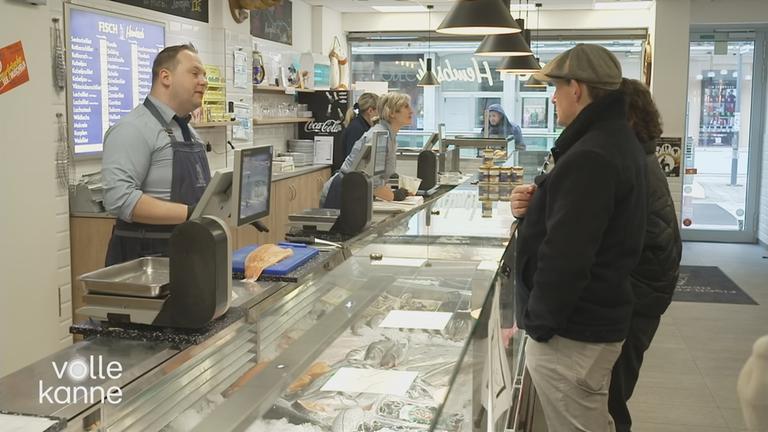 Das Klientel kauft bei einem Fischhändler ein.