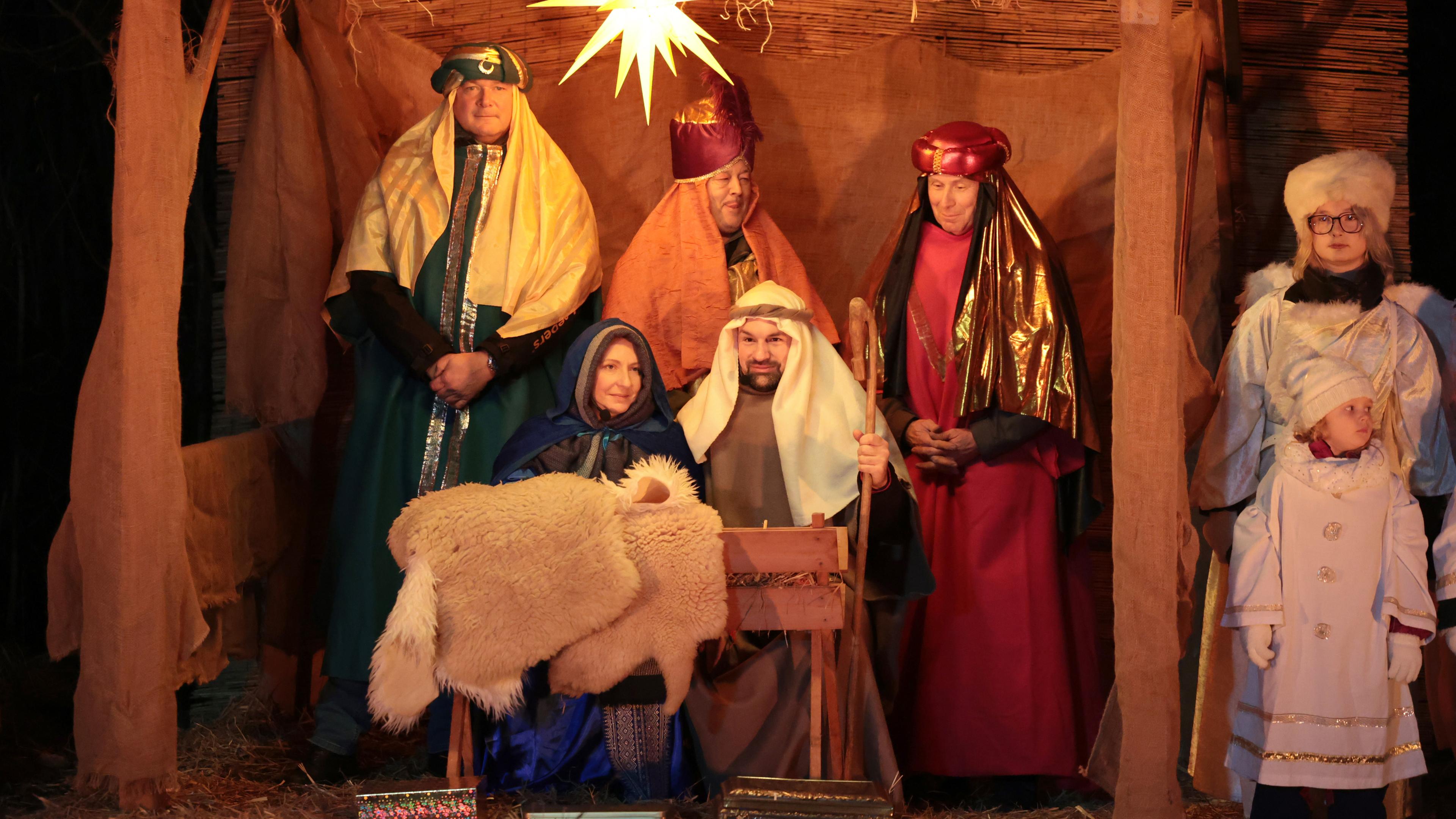 Sachsen-Anhalt, Beyendorf: Laiendarsteller spielen in den Sohlener Bergen die Weihnachtsgeschichte nach.