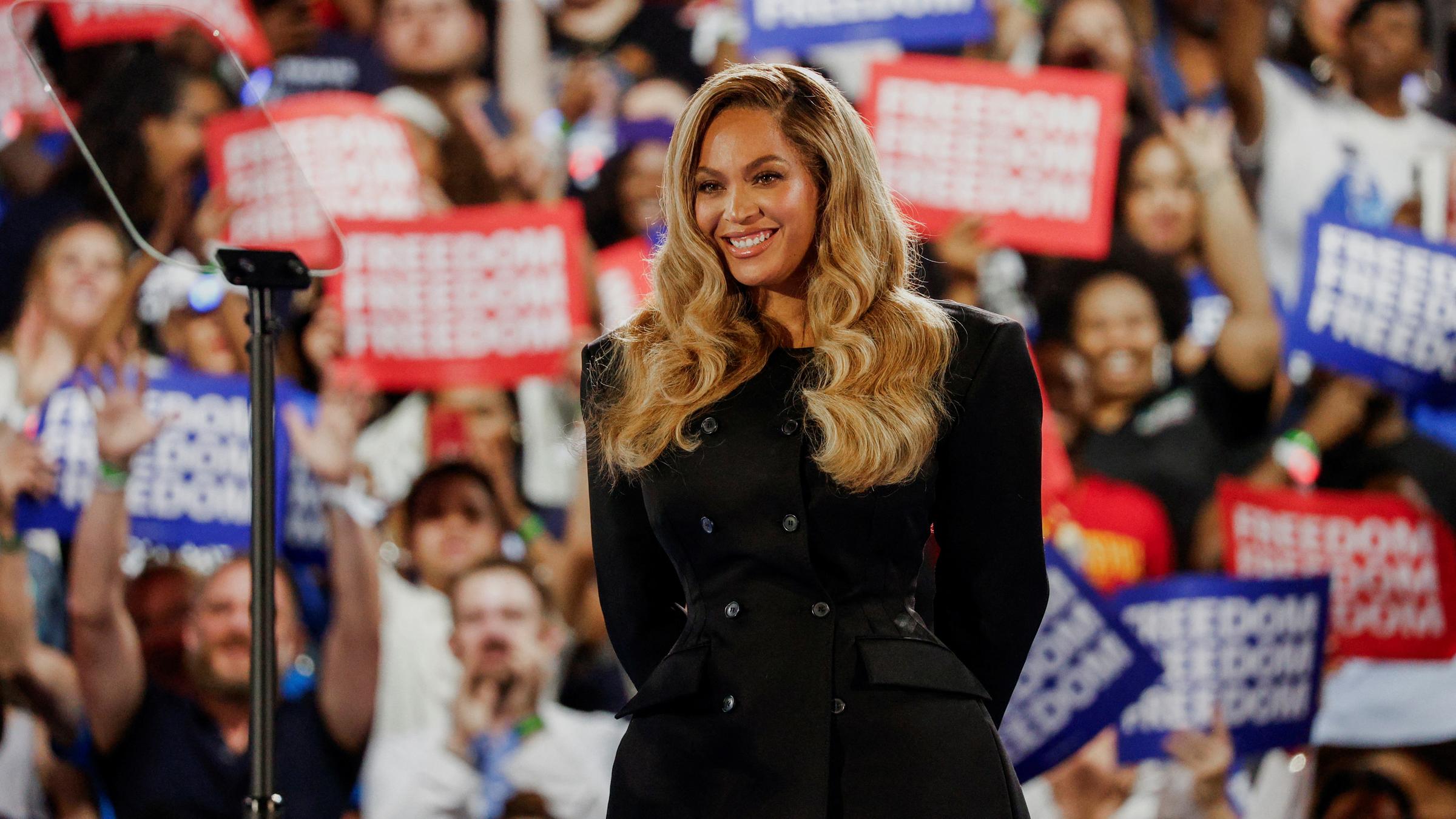 Sängerin Beyonce nimmt an einer Wahlkampfveranstaltung der demokratischen Präsidentschaftskandidatin Kamala Harris in Houston, Texas, USA, am 25.10.2024 teil.