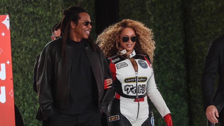 Beyoncé im Rennanzug bei der Formel 1