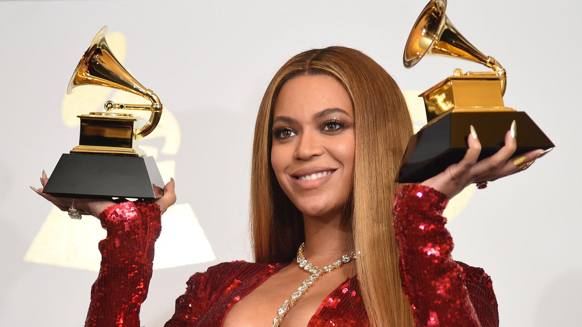 Sängerin Beyonce hält zwei Grammy Awards in die Höhe