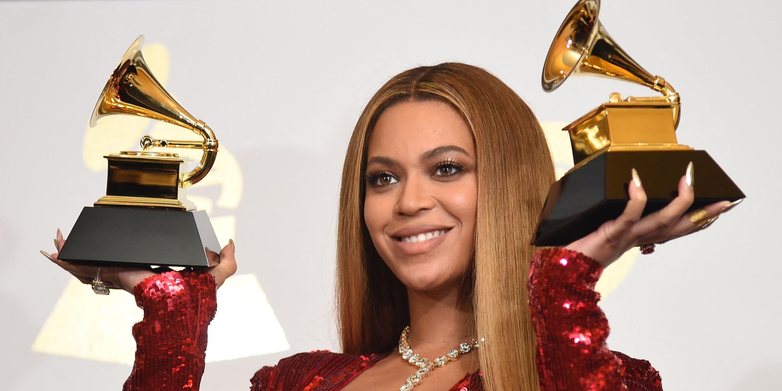 Sängerin Beyonce hält zwei Grammy Awards in die Höhe