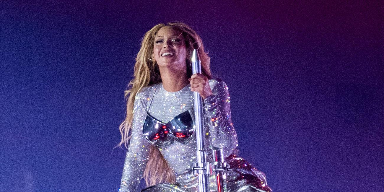 Sängerin Beyoncé sitzt mit Mikrofon bei der "Renaissance Tour 2023" in Cardiff auf der Bühne.