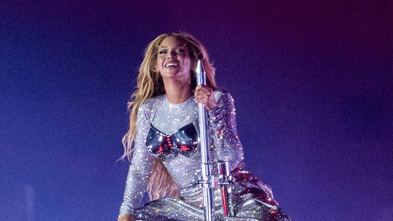 Sängerin Beyoncé sitzt mit Mikrofon bei der "Renaissance Tour 2023" in Cardiff auf der Bühne.