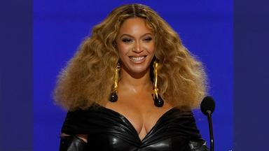 Die Sängerin Beyoncé posiert auf einem Event. 
