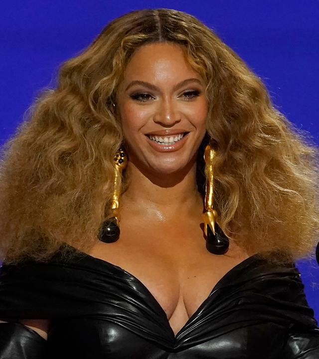 Die Sängerin Beyoncé posiert auf einem Event. 