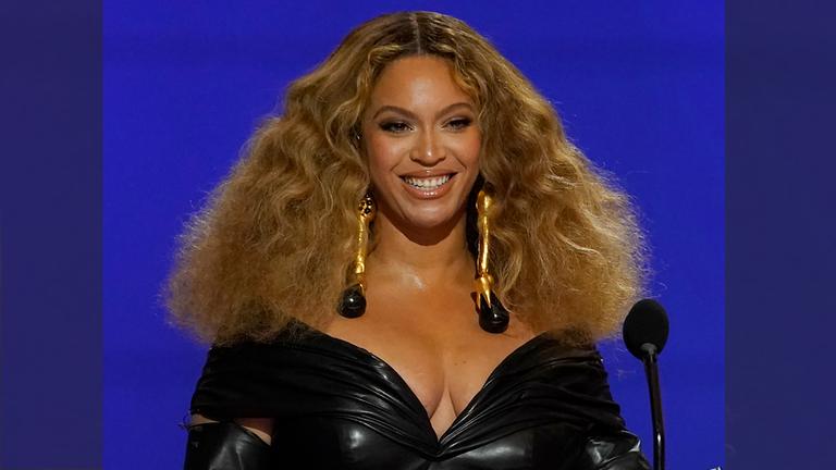 Die Sängerin Beyoncé posiert auf einem Event. 