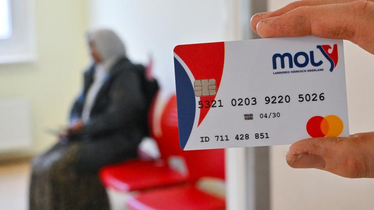 Erster Landkreis gibt Bezahlkarten für Asylbewerber aus