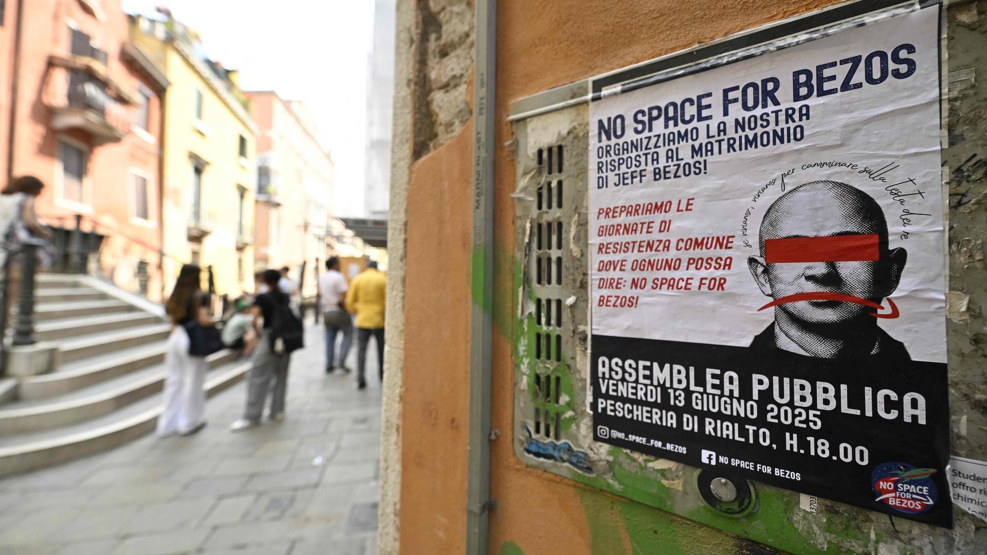 Ein Plakat zu Jeff Bezos Hochzeit in Venedig 