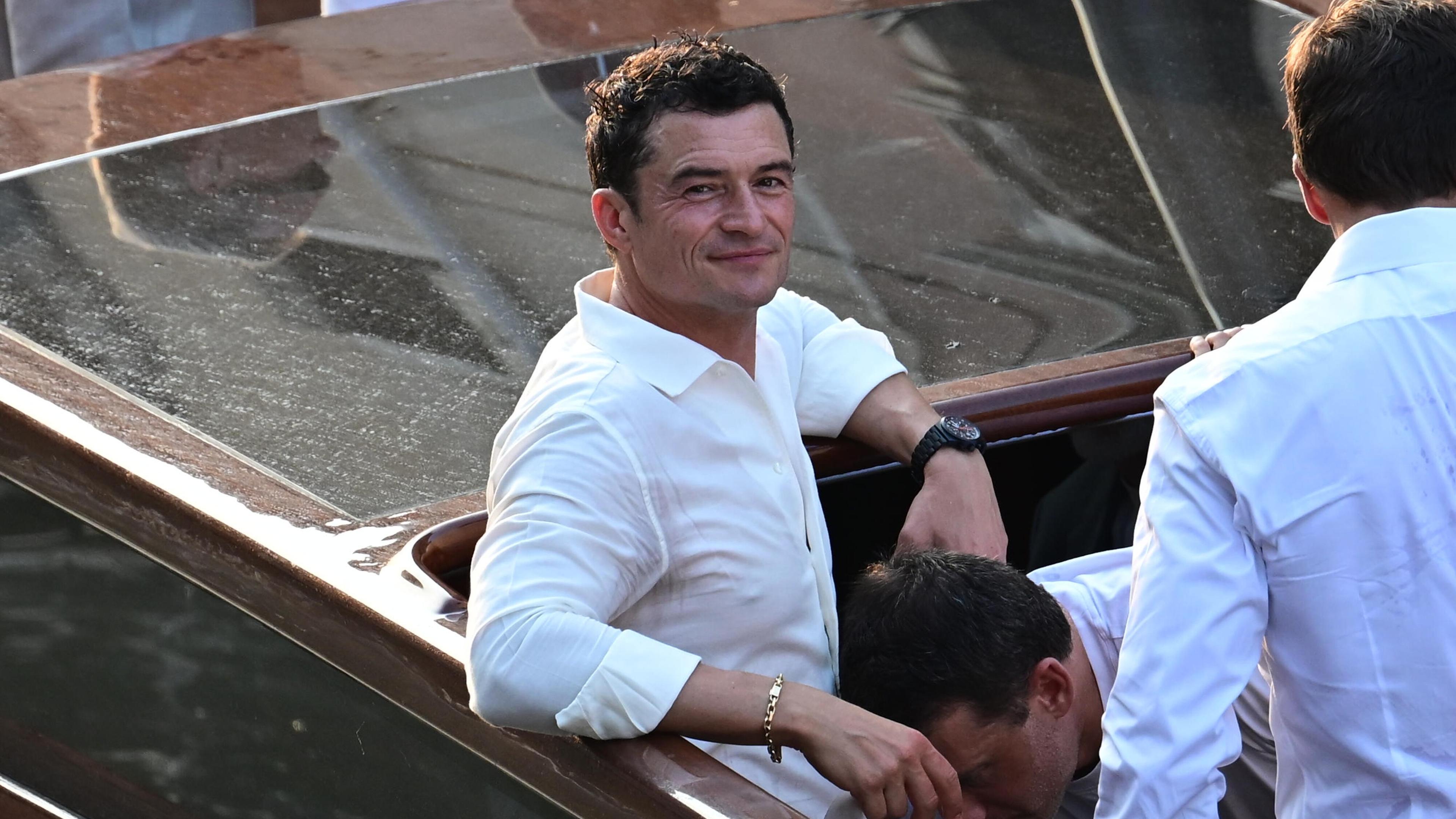 Orlando Bloom auf einem Boot.