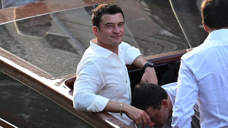 Orlando Bloom auf einem Boot.
