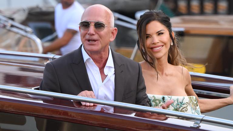 Jeff Bezos und Lauren Sànchez kommen auf dem Campo della Madonna dell'Orto in Venedig an.