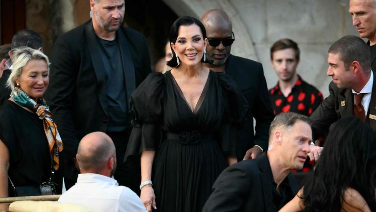 Kris Jenner inmitten von Bodyguards.