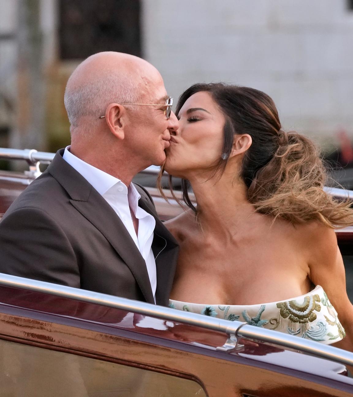 Jeff Bezos und Lauren Sánchez geben sich einen Kuss.