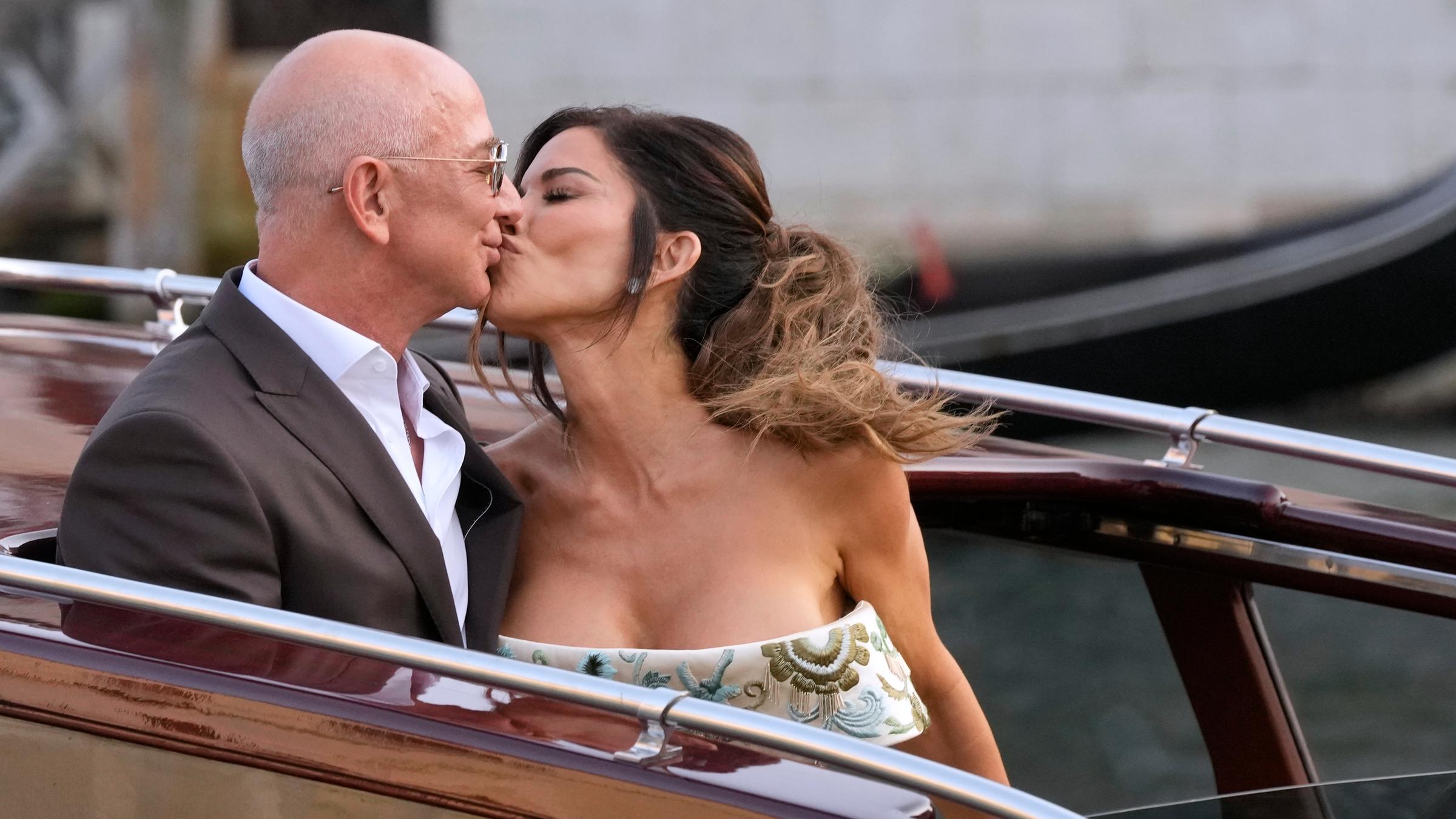 Jeff Bezos und Lauren Sánchez geben sich einen Kuss.