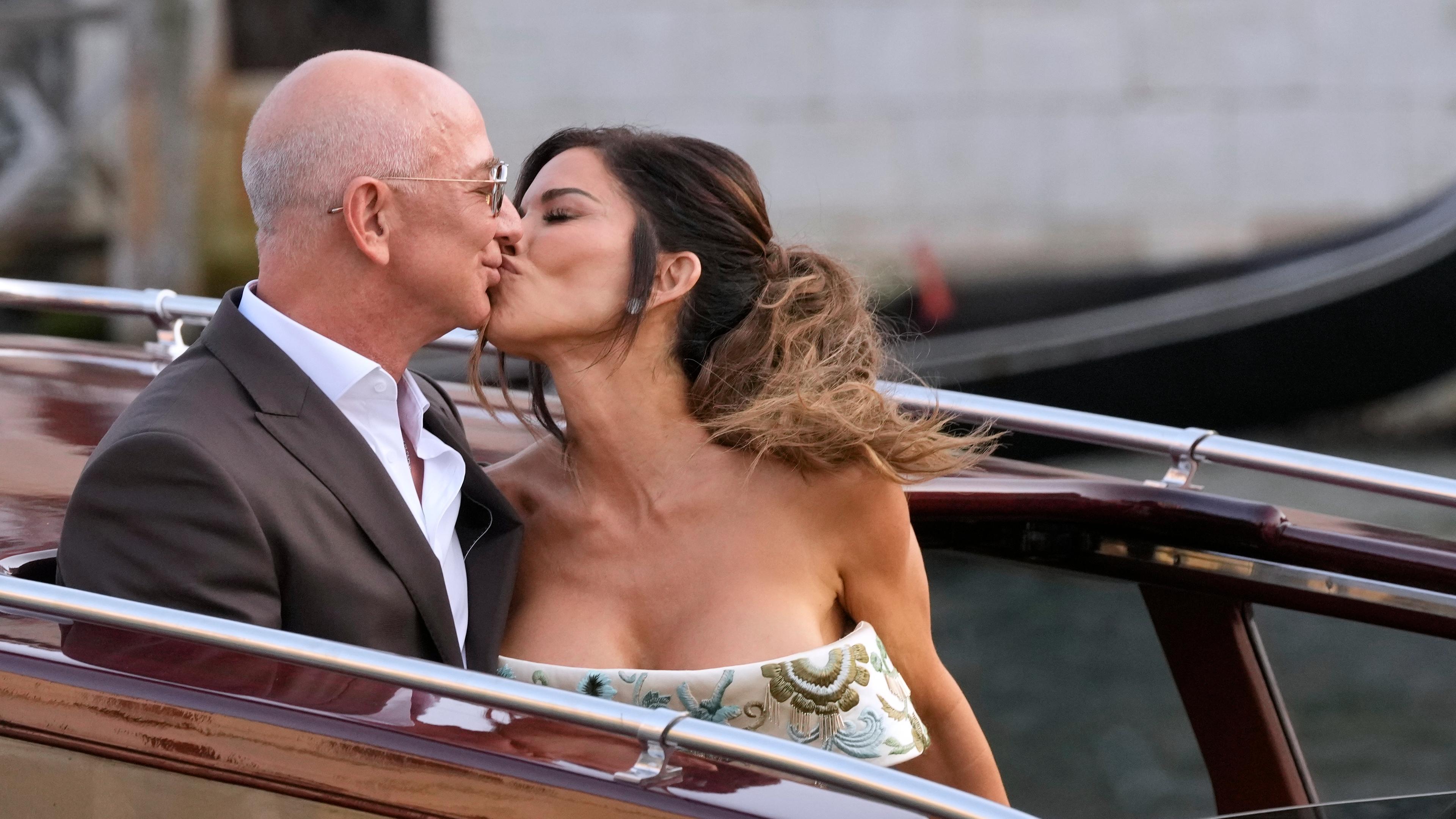 Jeff Bezos und Lauren Sánchez geben sich einen Kuss.