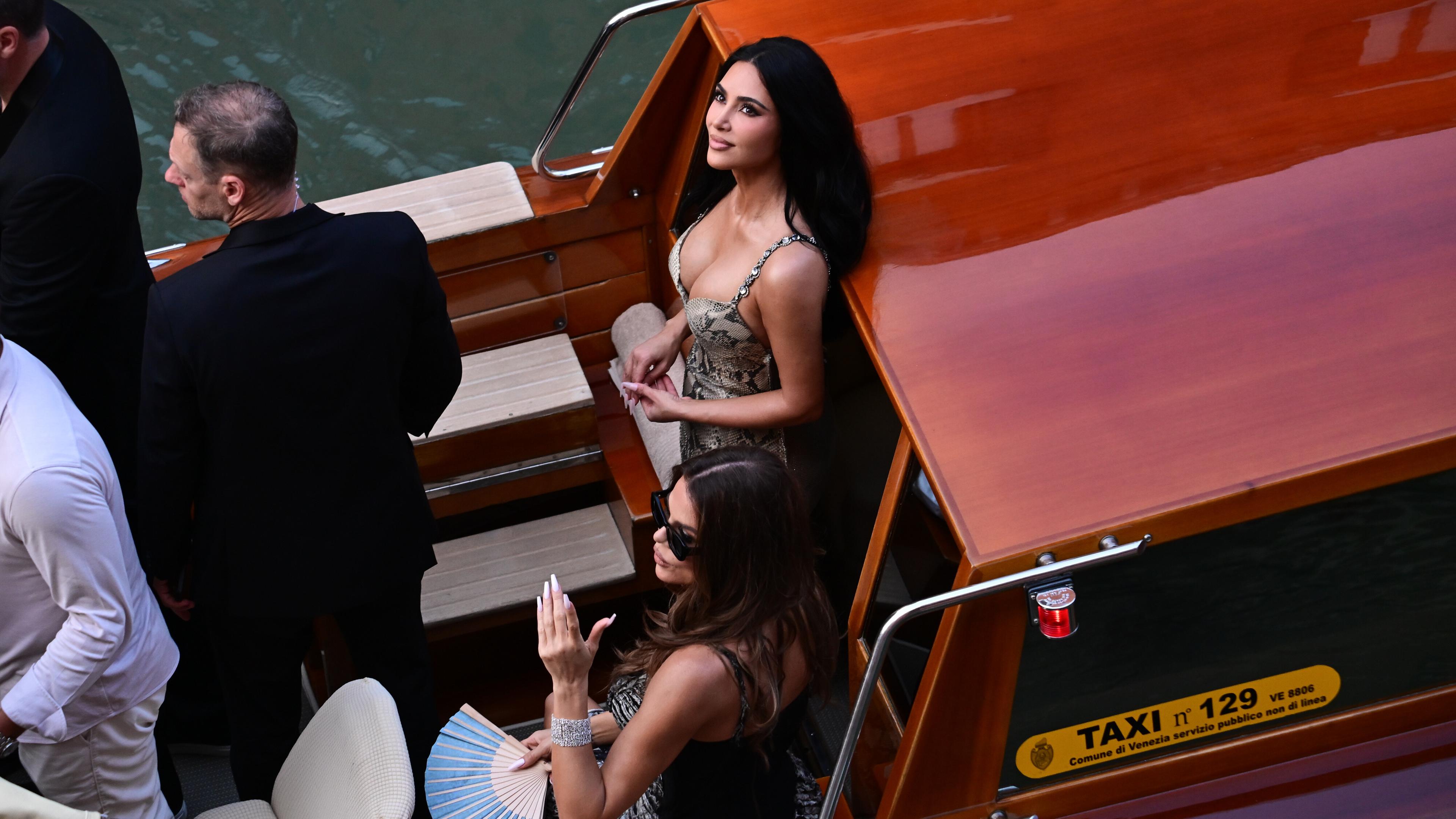 Kim und Khloé Kardashian auf einem Boot. 