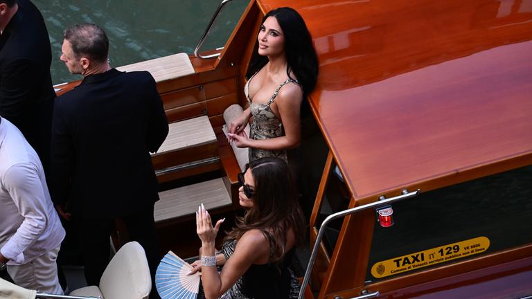 Kim und Khloé Kardashian auf einem Boot. 