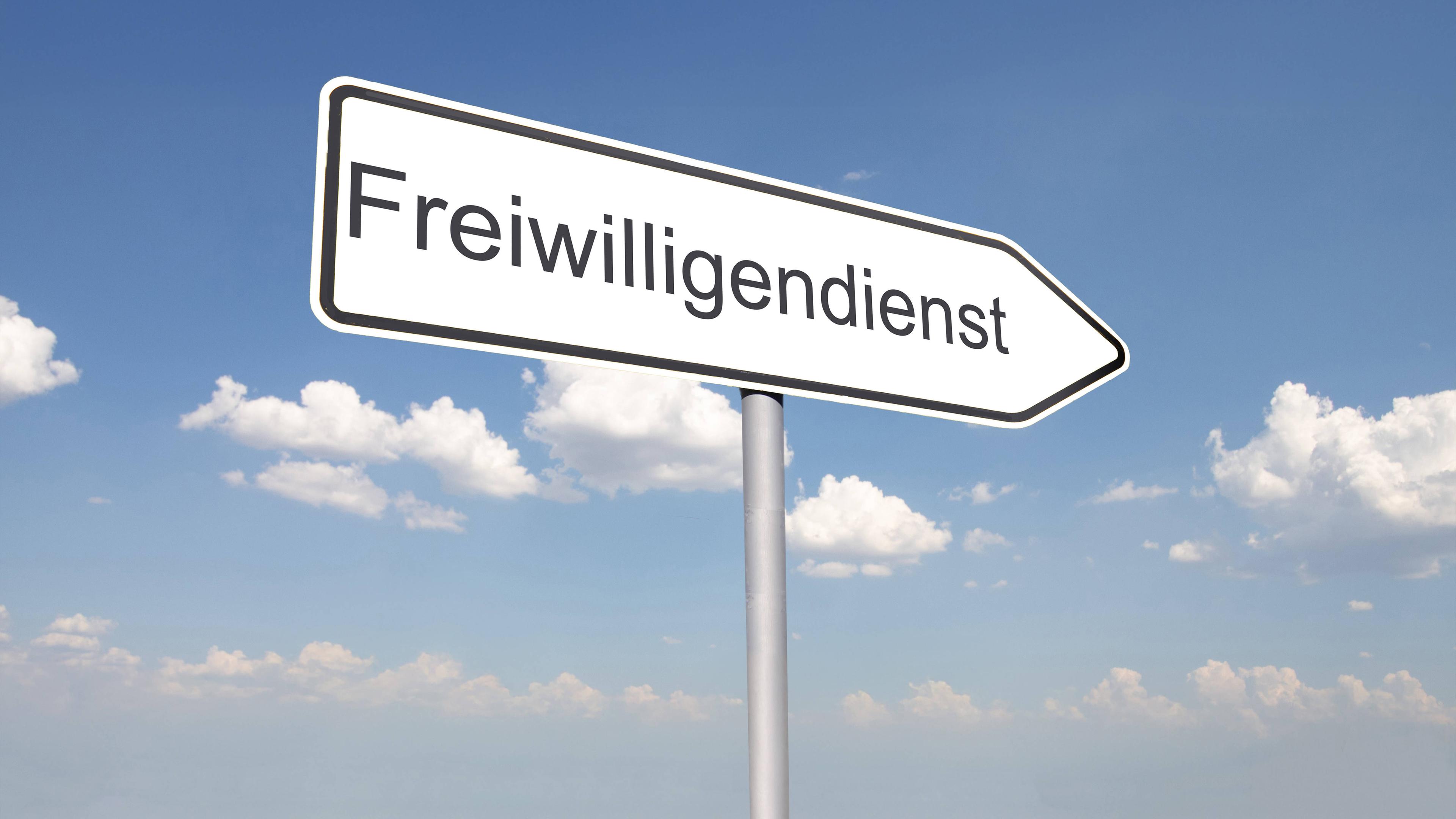 Schild mit Aufschrift "Freiwilligendienst"