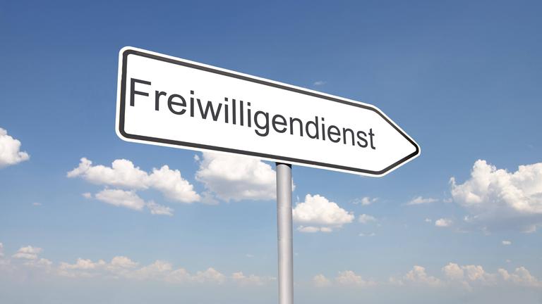 Schild mit Aufschrift "Freiwilligendienst"