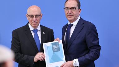 Der Präsident des Bundesamts für Verfassungsschutz, Sinan Selen, und Bundesinnenminister Alexander Dobrindt präsentieren den neuen Jahresbericht.