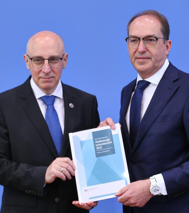 Der Präsident des Bundesamts für Verfassungsschutz, Sinan Selen, und Bundesinnenminister Alexander Dobrindt präsentieren den neuen Jahresbericht.