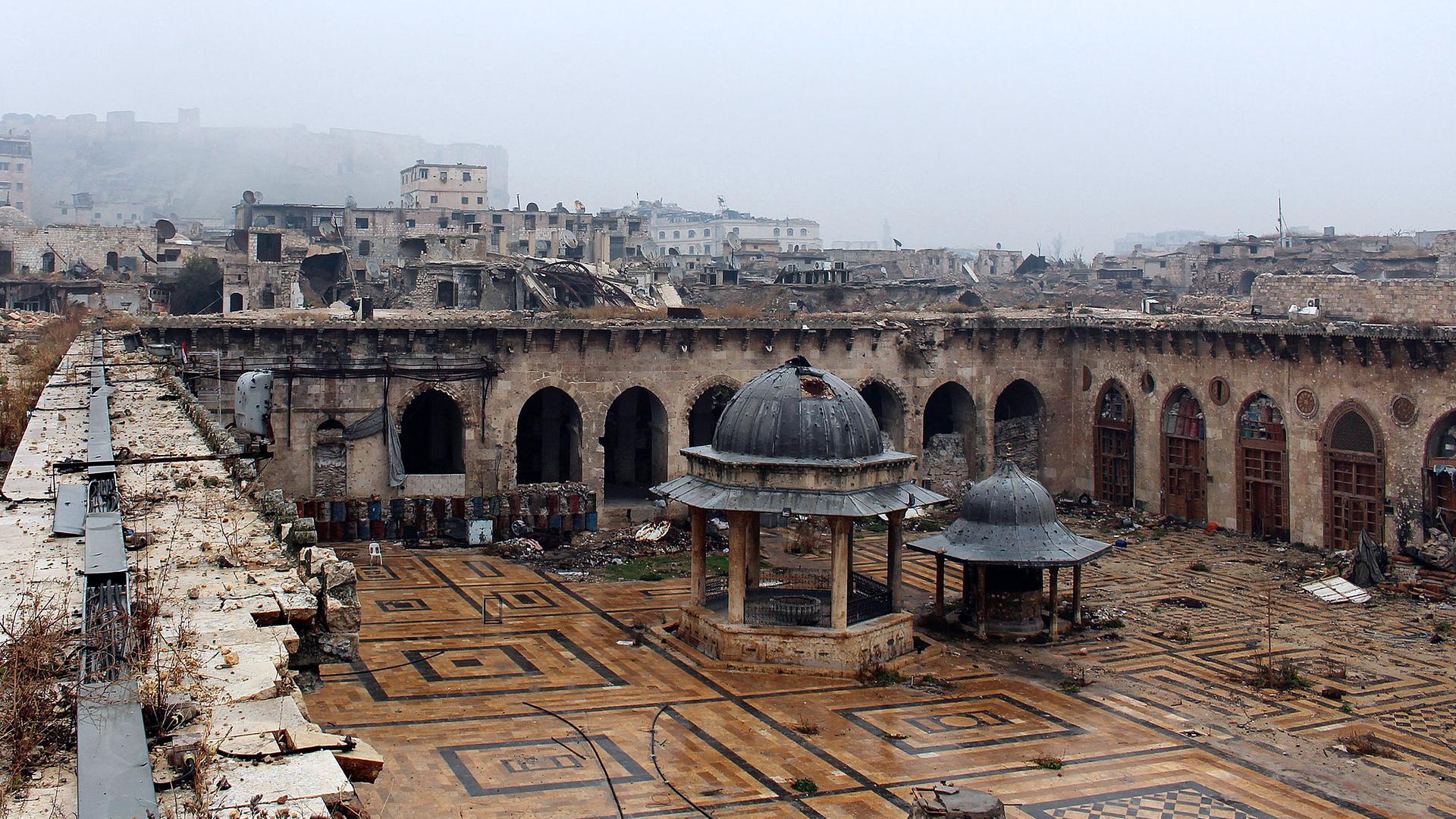 Archiv: Zerstörte Umayyaden-Moschee in Aleppo, aufgenommen am 13.12.2016