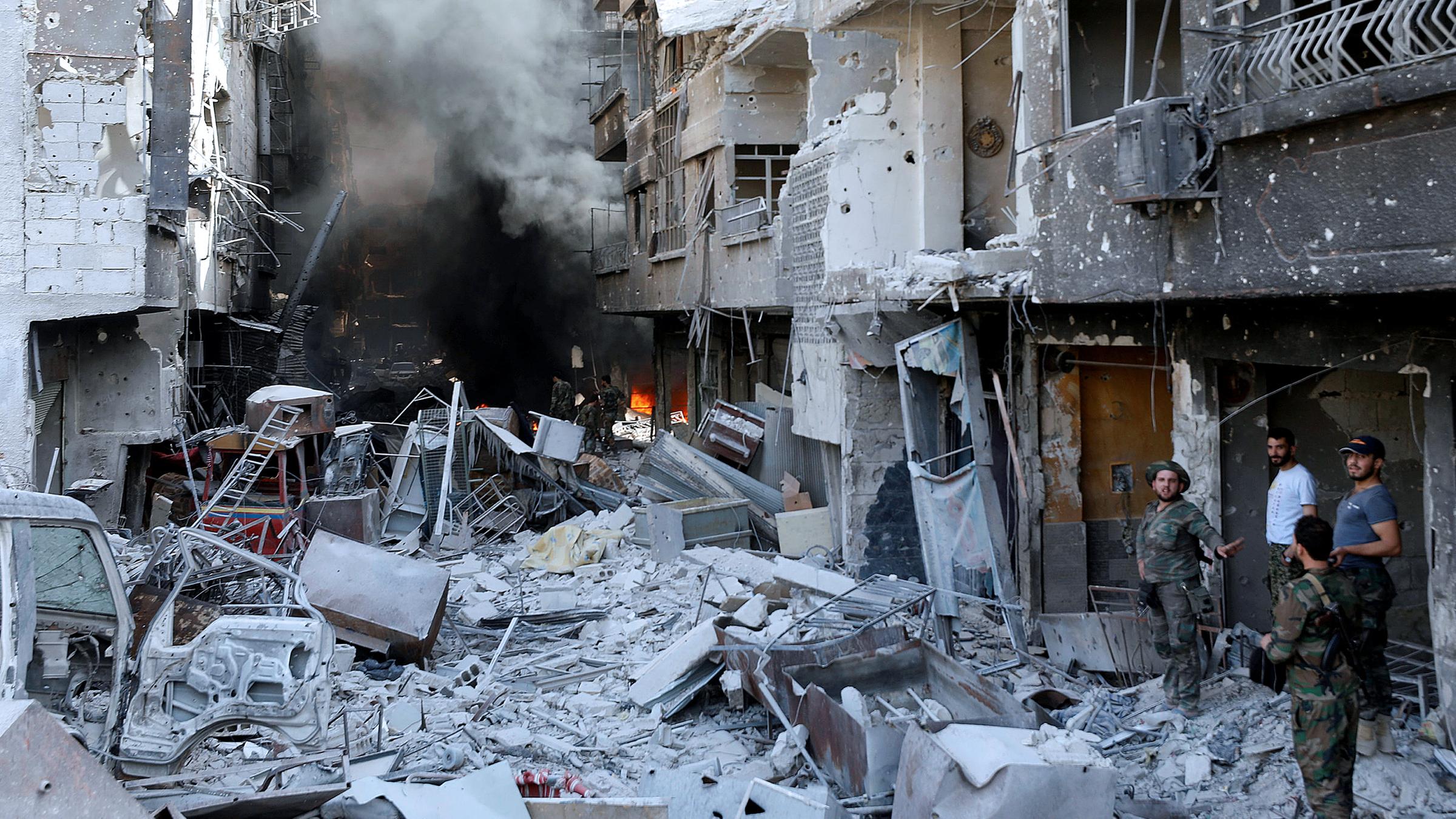 Archiv: Syrische Soldaten zwischen zerstörten Gebäuden in Syrien, aufgenommen am 21.05.2018 in Al-Hajar Al-Aswad