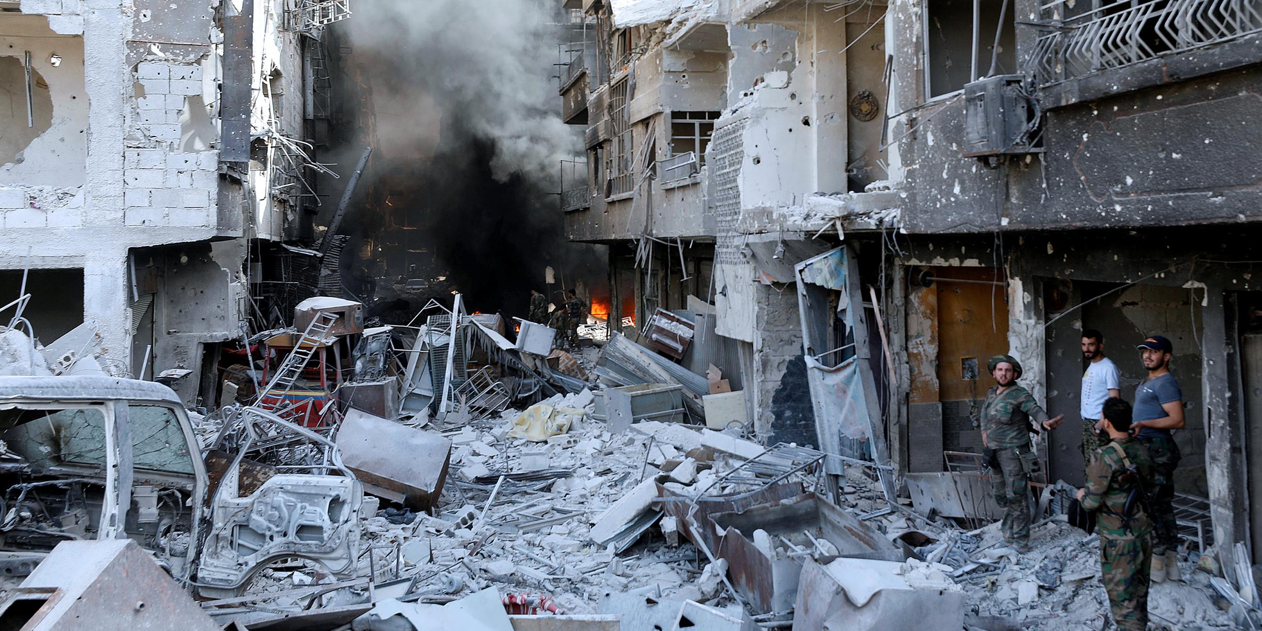 Archiv: Syrische Soldaten zwischen zerstörten Gebäuden in Syrien, aufgenommen am 21.05.2018 in Al-Hajar Al-Aswad